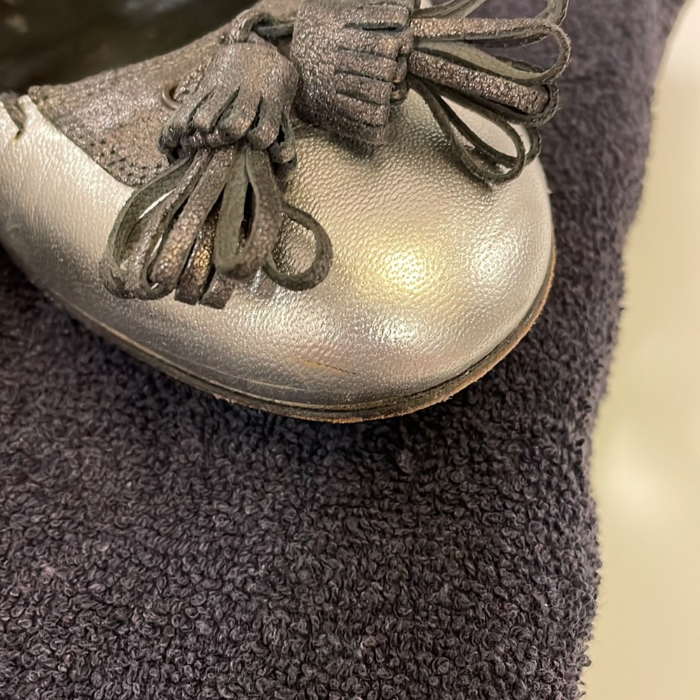 ISABELLA FIORE “Lovely Bis” silver flats with black stitching and tassel - Picture 2 of 8
